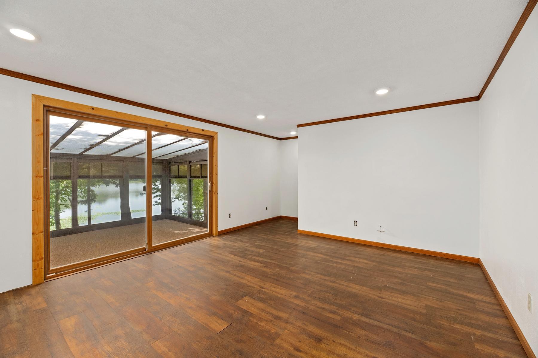 1542 MARSHA LN