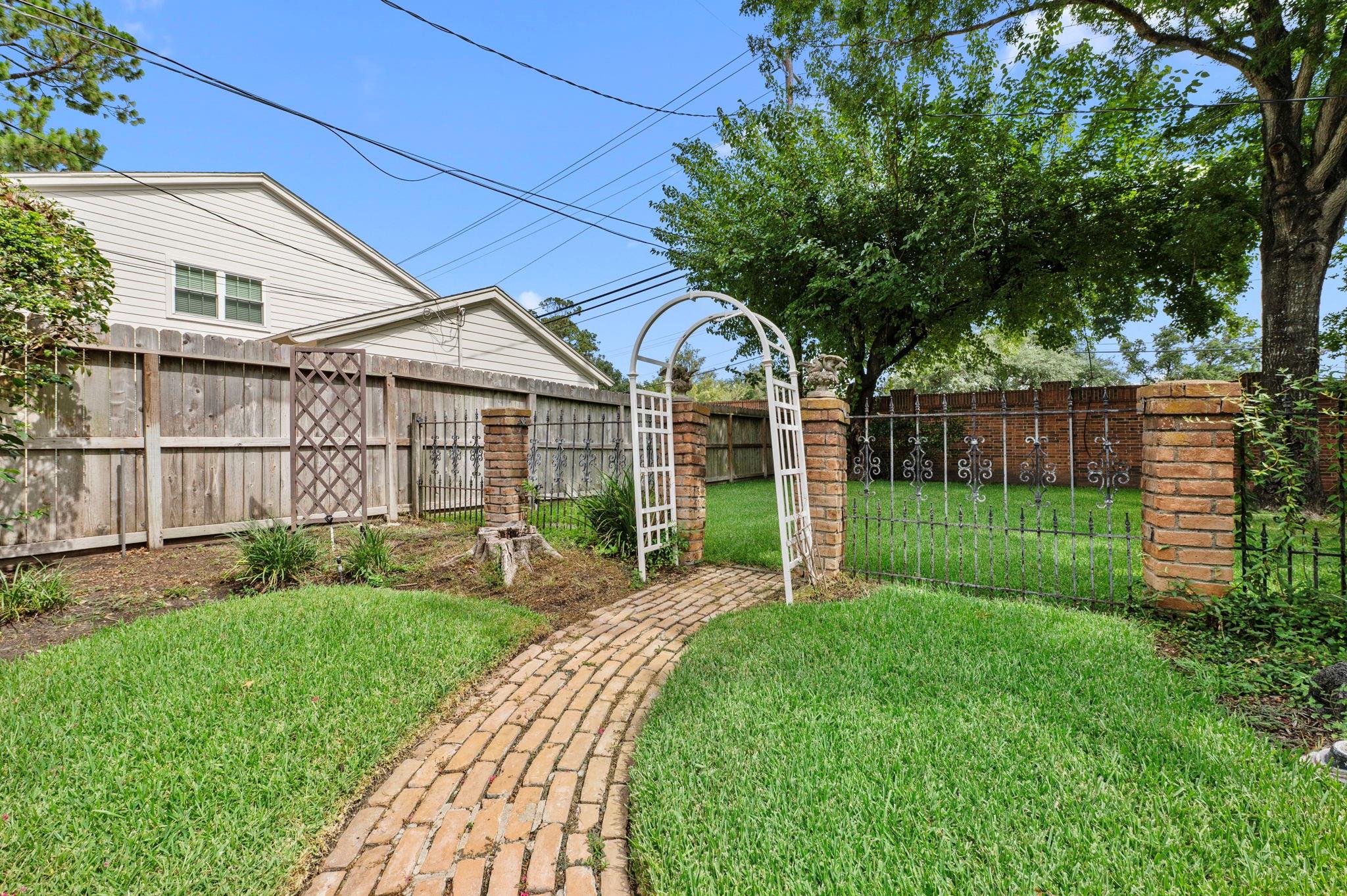 14302 Apple Tree Road