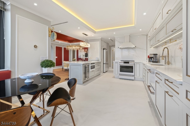 100 Carlyle Drive VG6