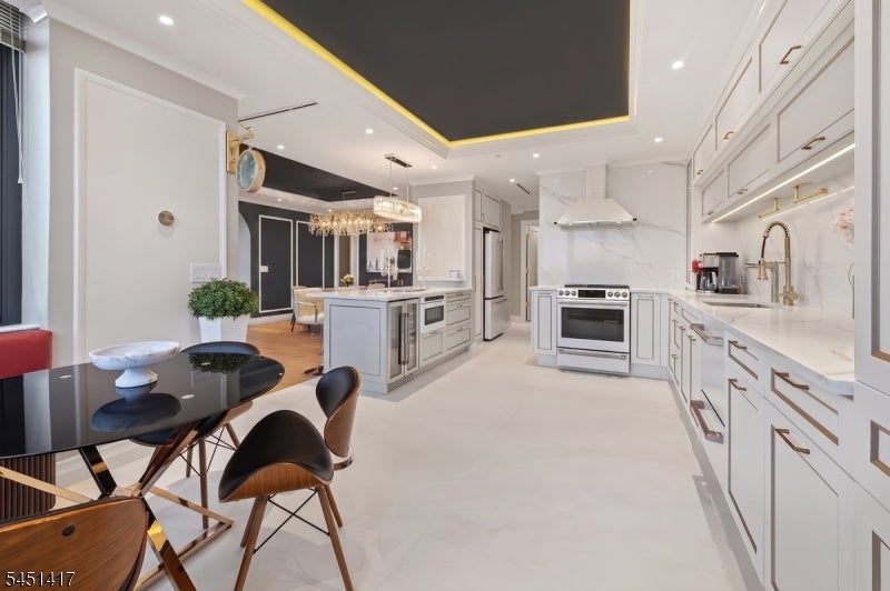 100 Carlyle Drive VG6
