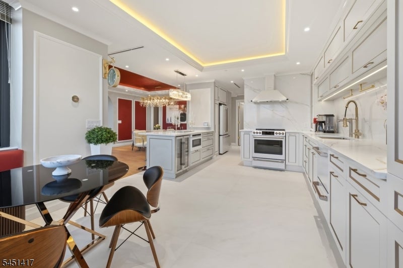 100 Carlyle Drive VG6