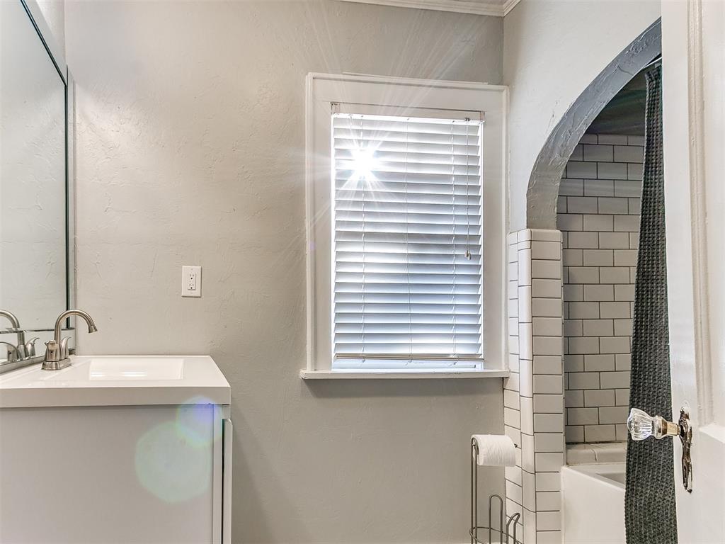 2124 N Gatewood Avenue