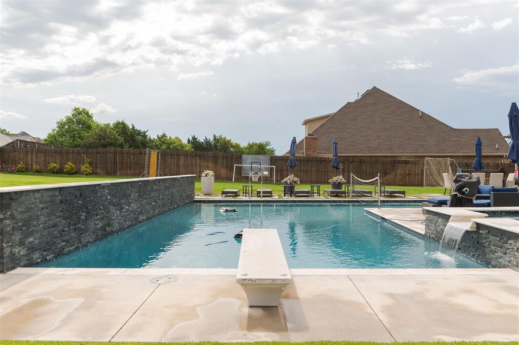 1009 Falls Bridge Court