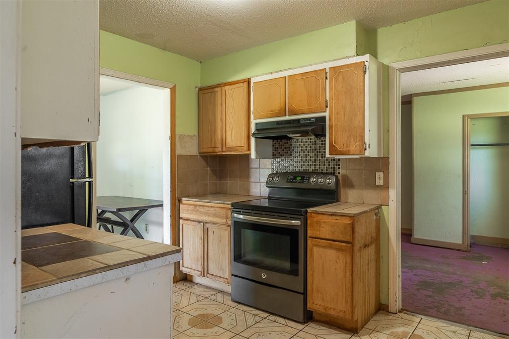 2120 E Robberts Avenue