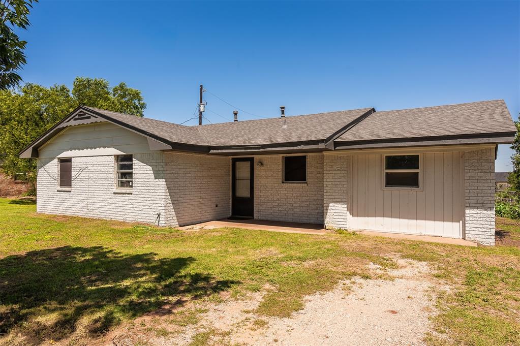 2120 E Robberts Avenue