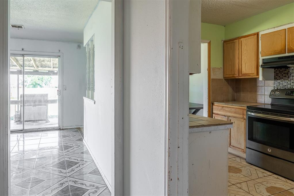 2120 E Robberts Avenue