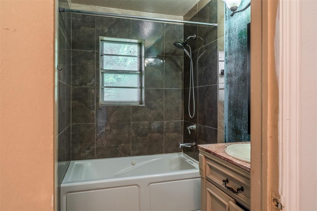 2120 E Robberts Avenue