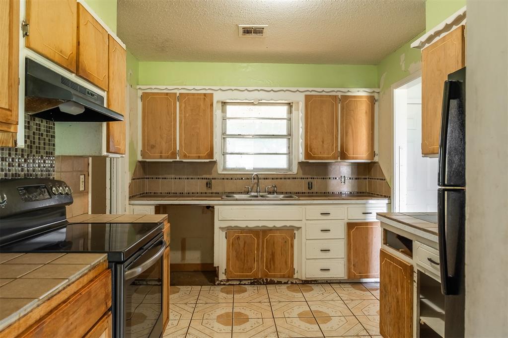 2120 E Robberts Avenue