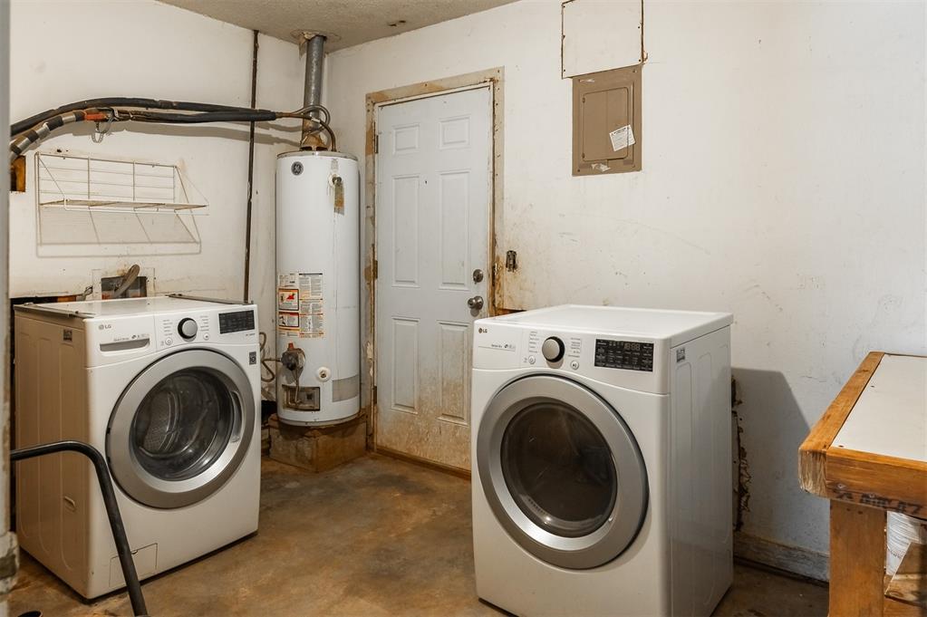 2120 E Robberts Avenue