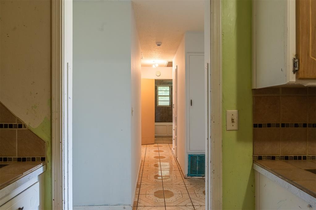 2120 E Robberts Avenue