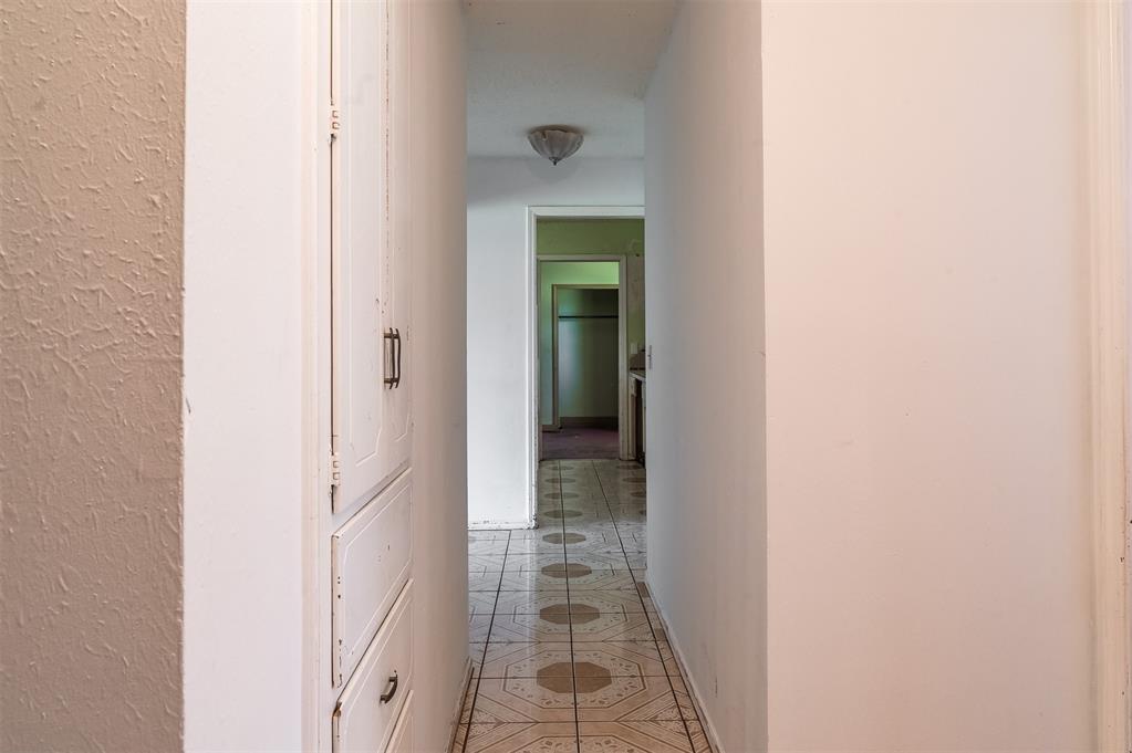 2120 E Robberts Avenue