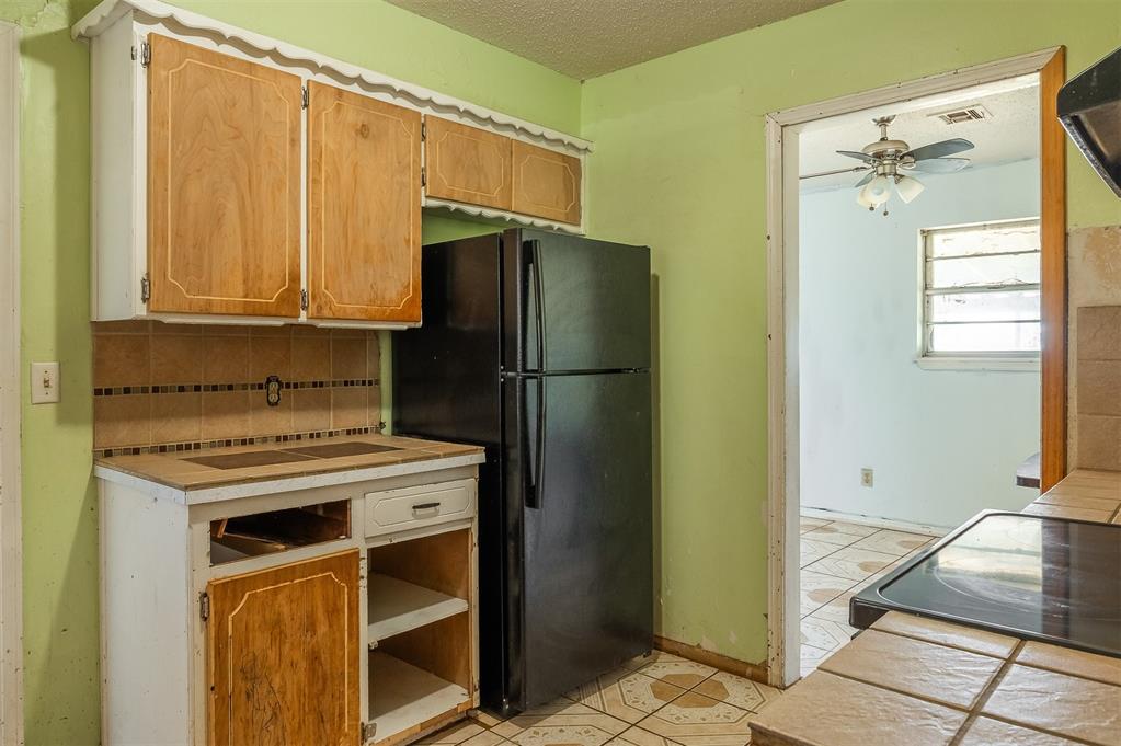 2120 E Robberts Avenue