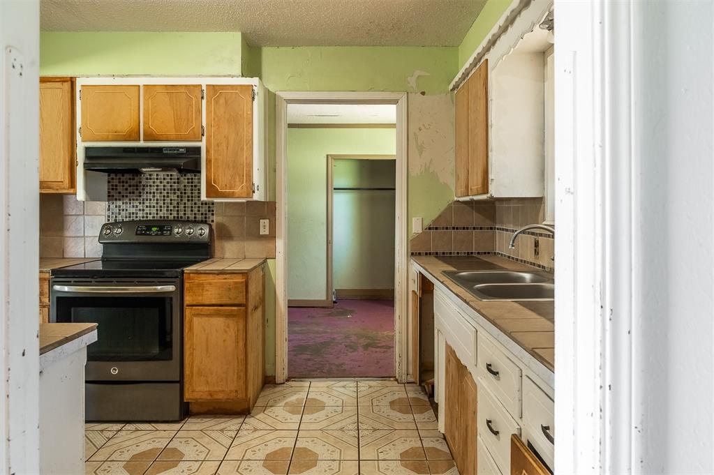 2120 E Robberts Avenue