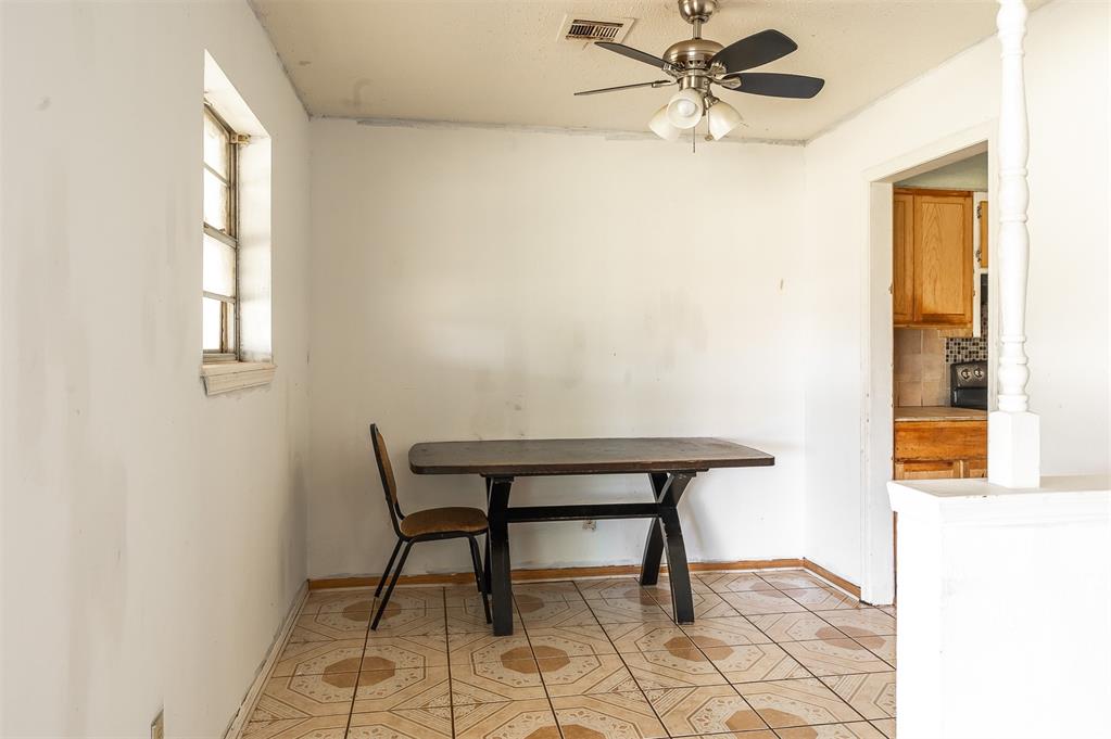 2120 E Robberts Avenue