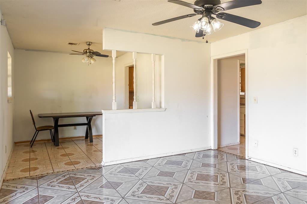 2120 E Robberts Avenue