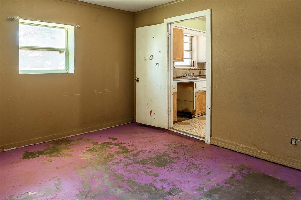 2120 E Robberts Avenue