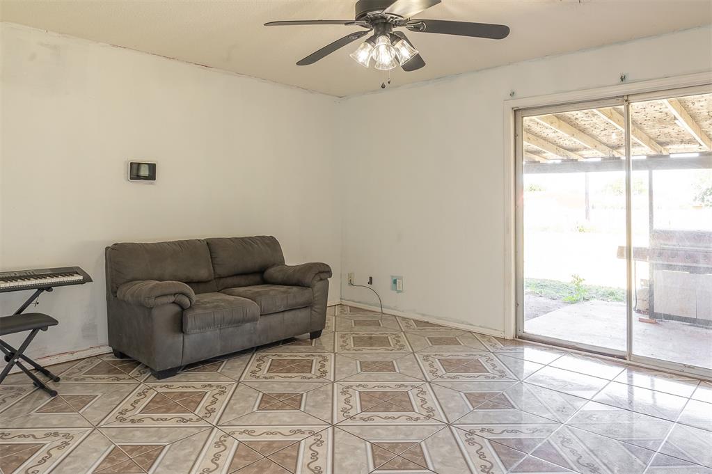 2120 E Robberts Avenue