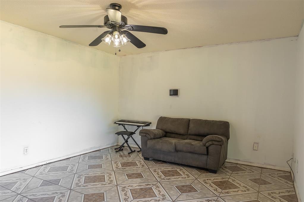 2120 E Robberts Avenue