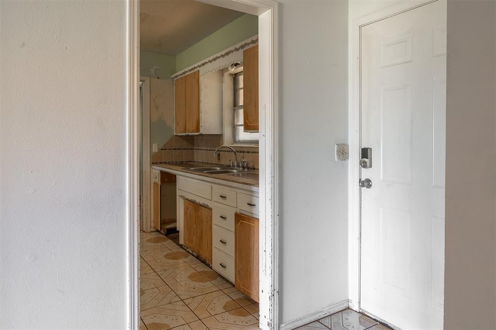 2120 E Robberts Avenue