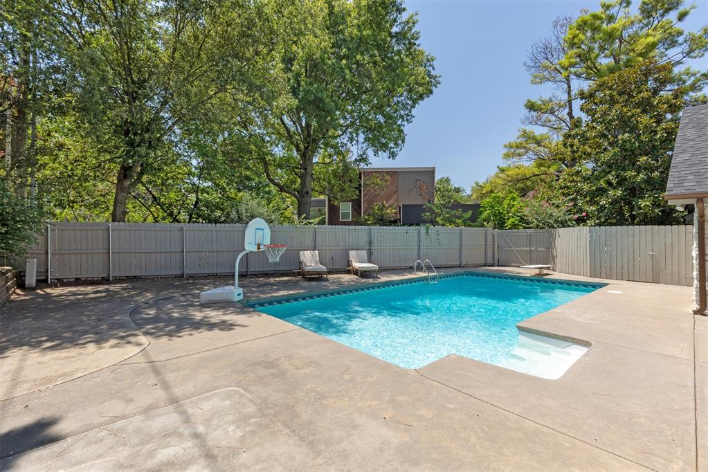 911 Thistlewood Drive