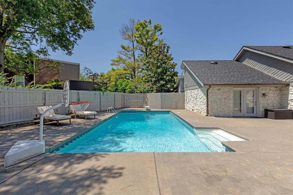 911 Thistlewood Drive