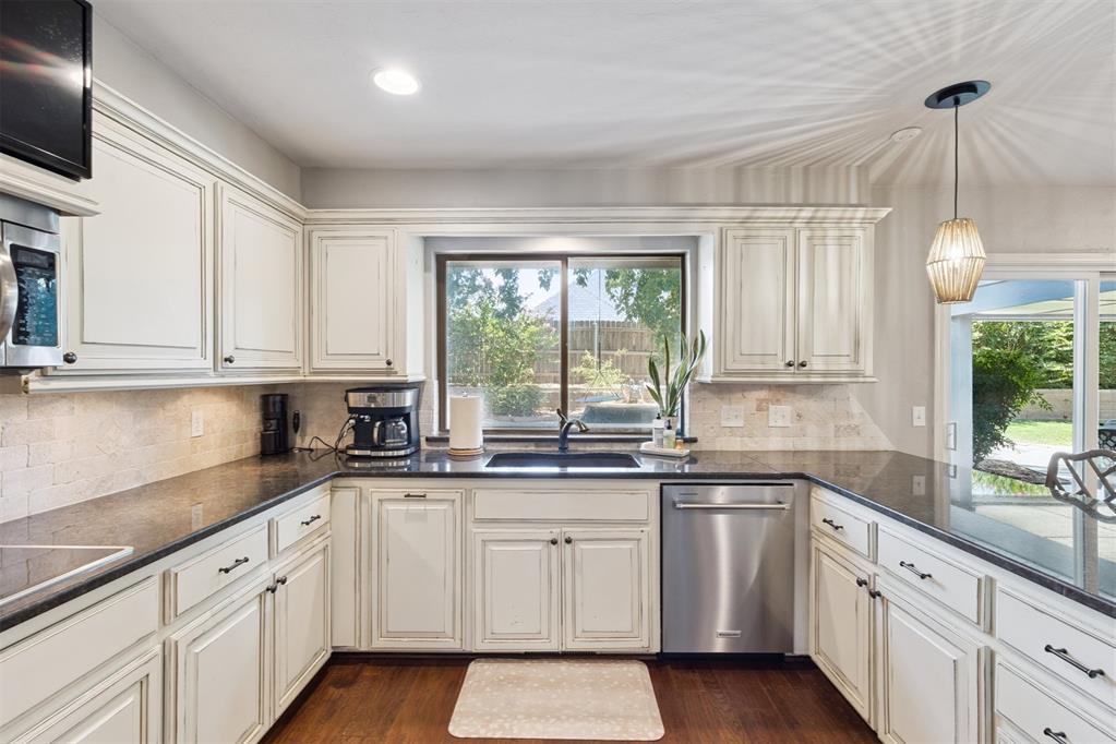 911 Thistlewood Drive