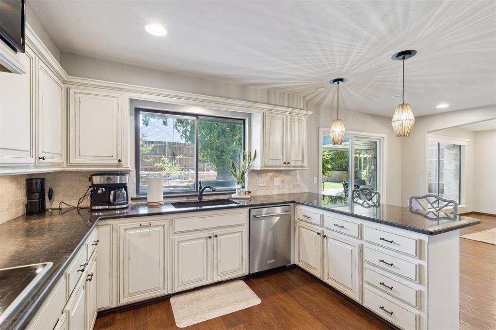 911 Thistlewood Drive