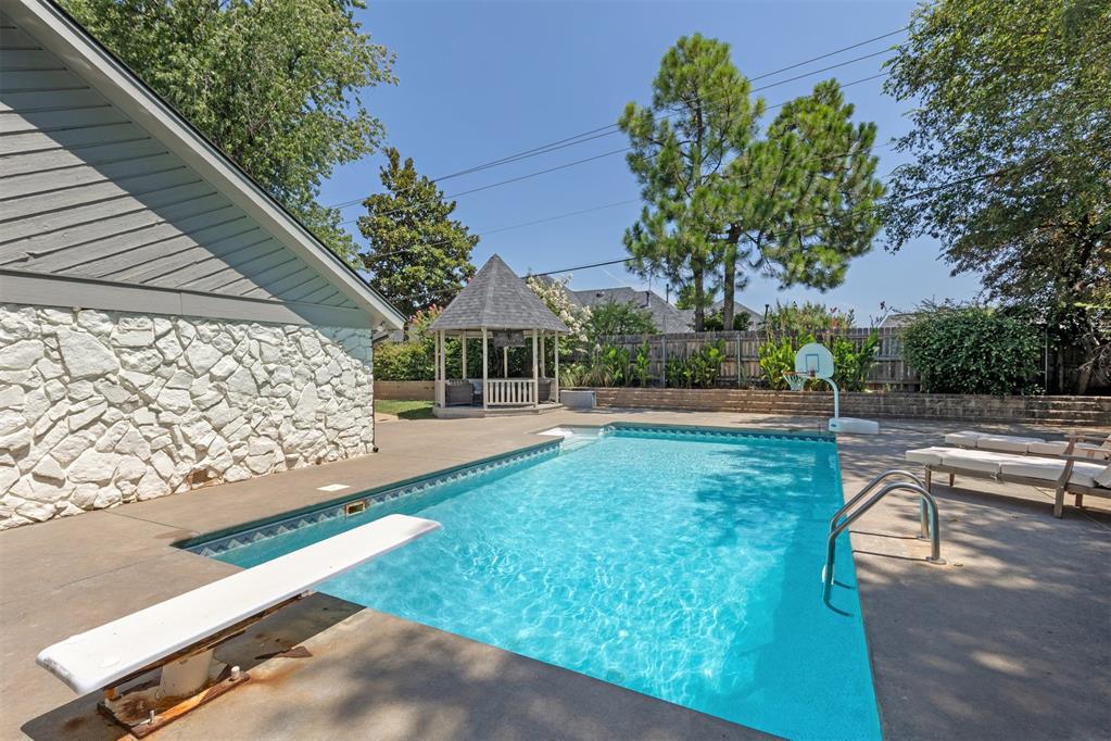 911 Thistlewood Drive