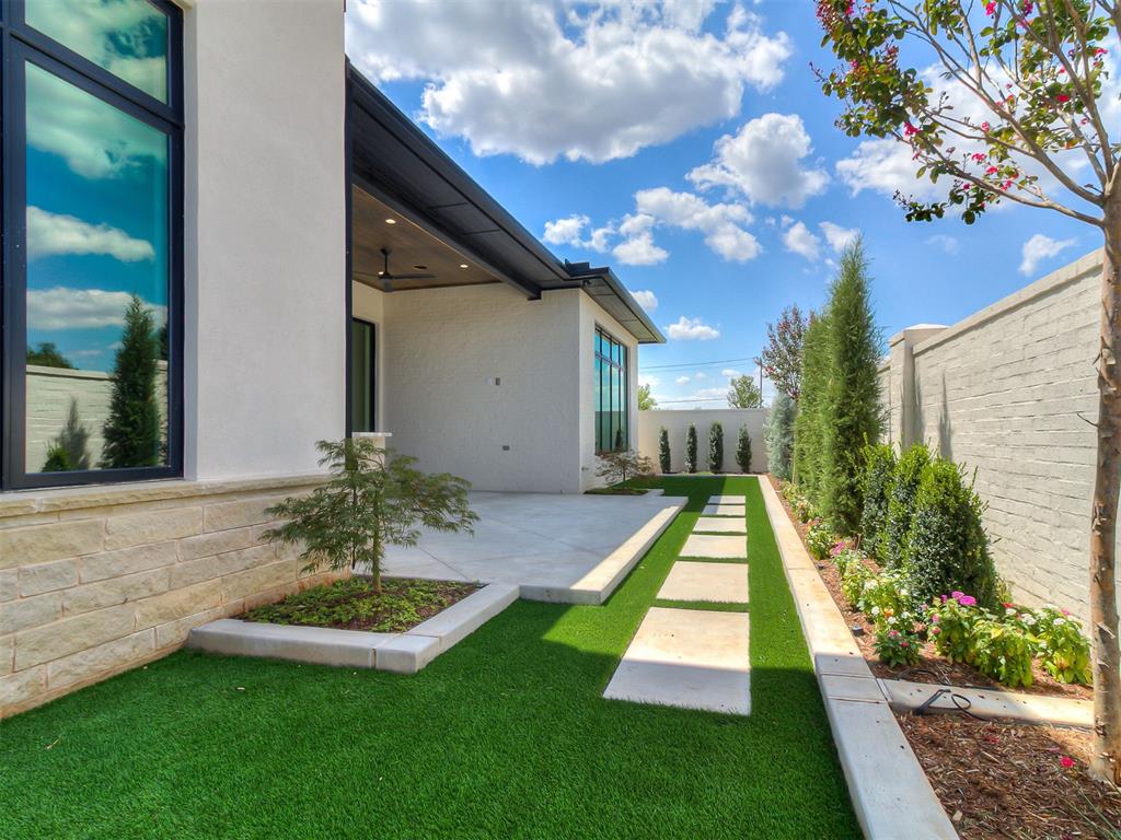 15713 Woodleaf Lane