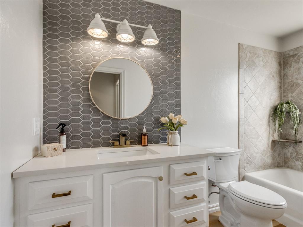 315 W Toronto Avenue