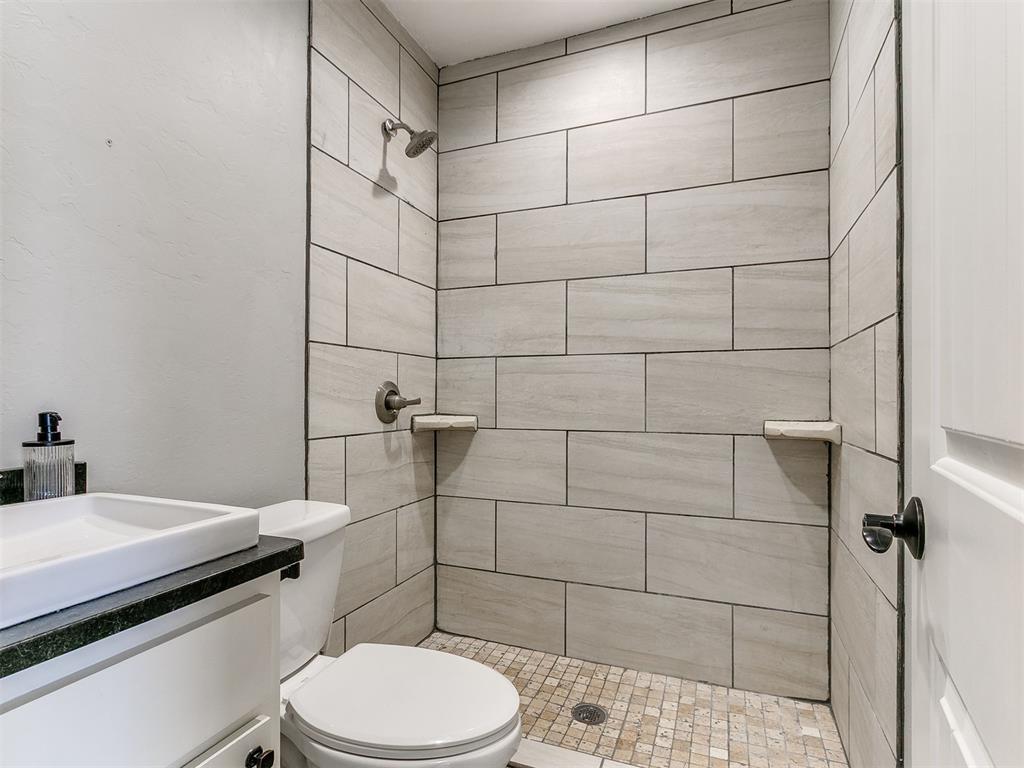 208 E Broadway Avenue