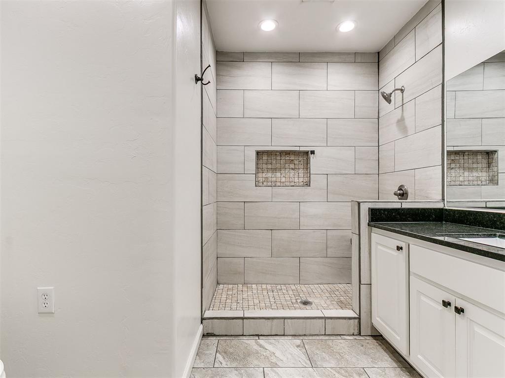 208 E Broadway Avenue