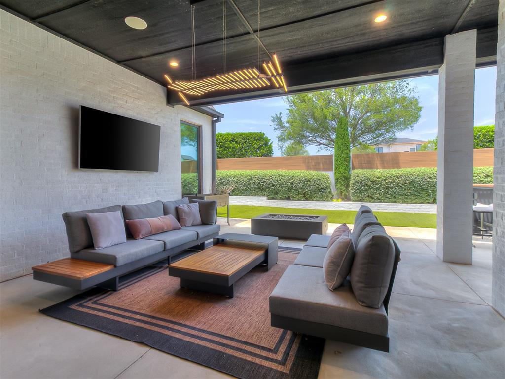 15617 Woodleaf Lane