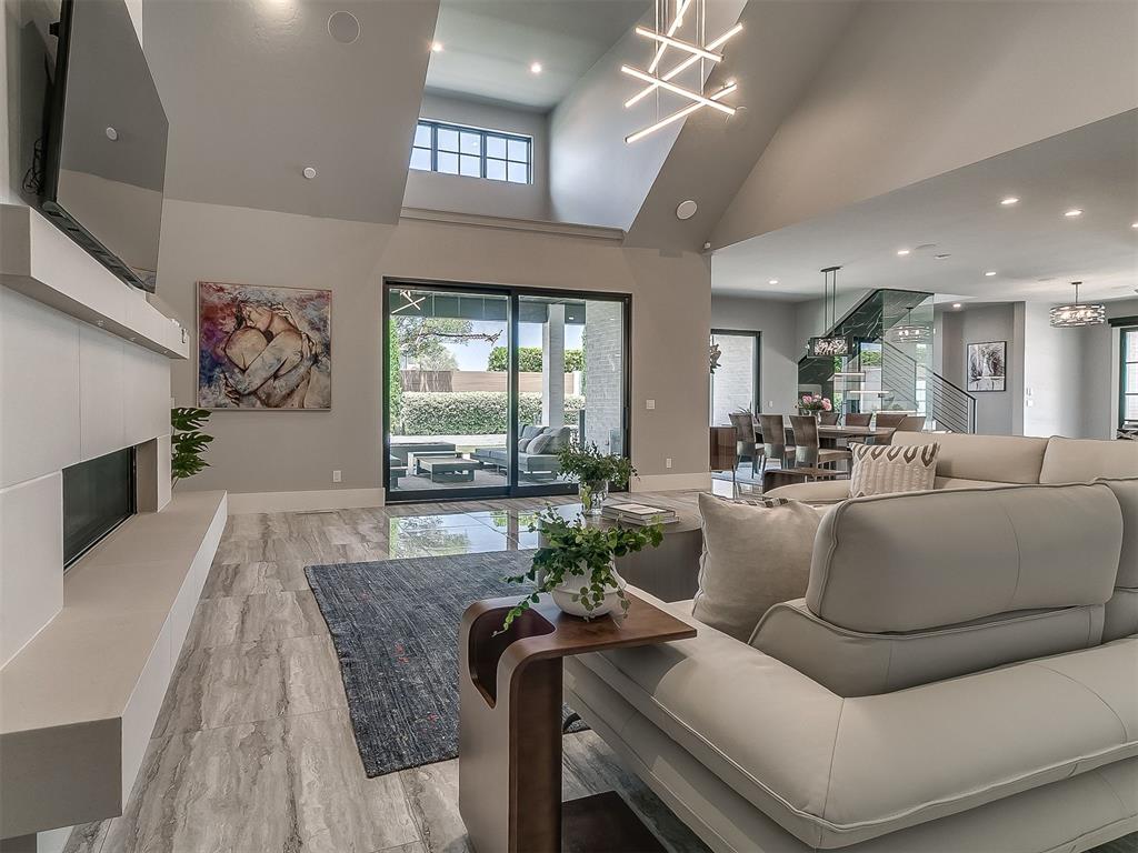 15617 Woodleaf Lane