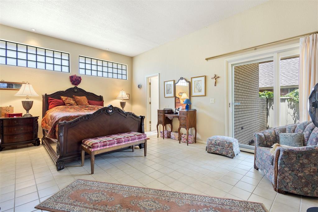 812 Julies Trail