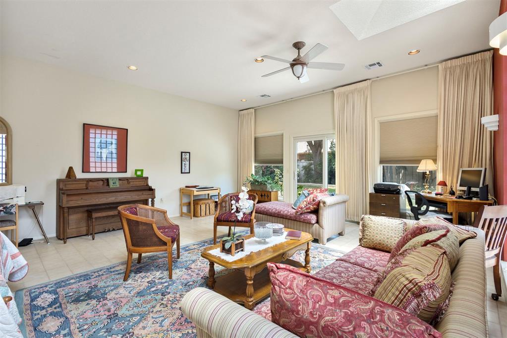 812 Julies Trail
