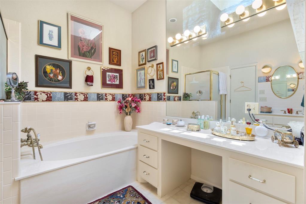 812 Julies Trail