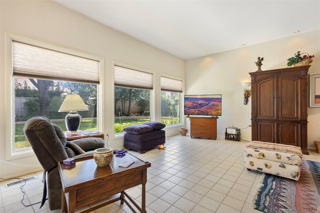 812 Julies Trail