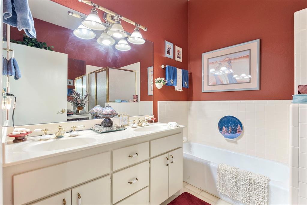 812 Julies Trail