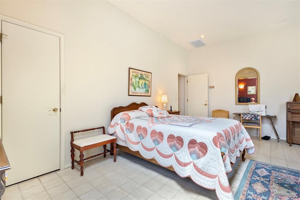 812 Julies Trail
