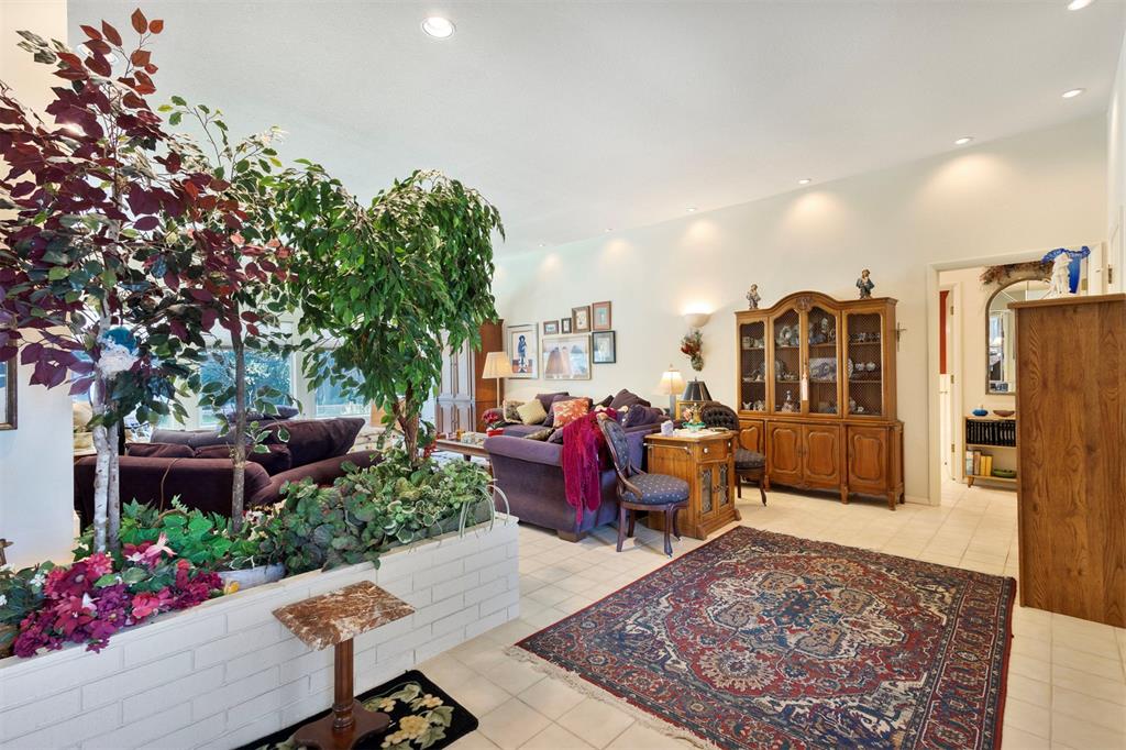 812 Julies Trail