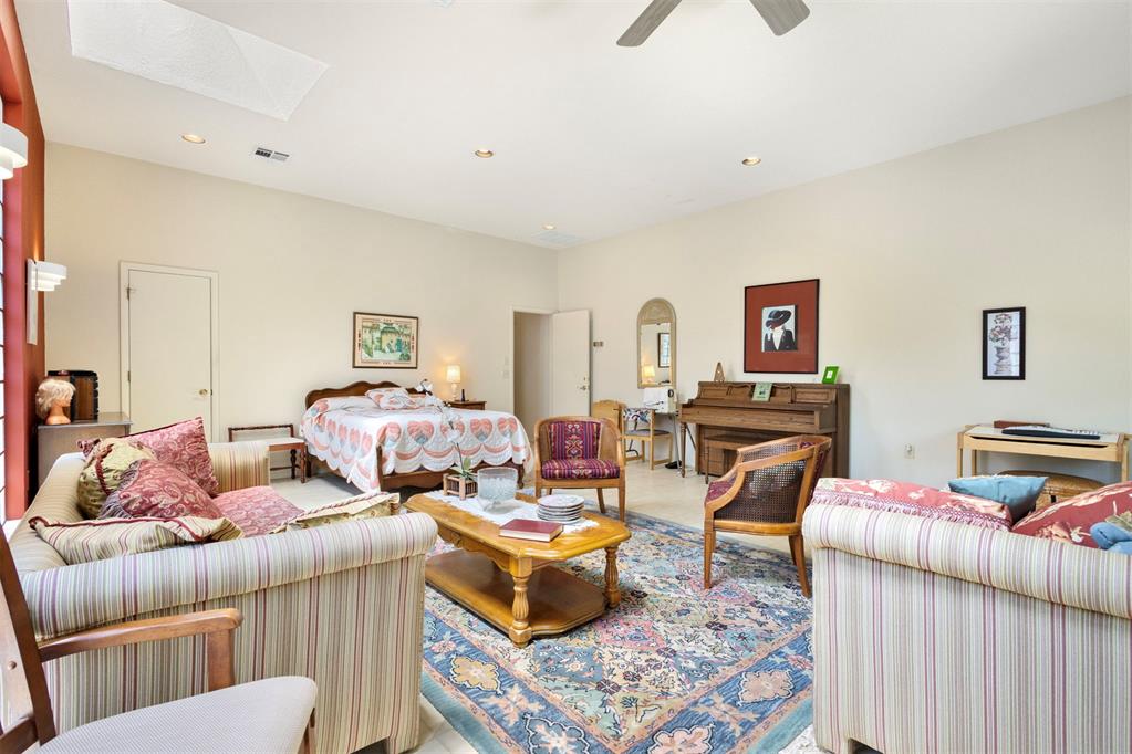 812 Julies Trail