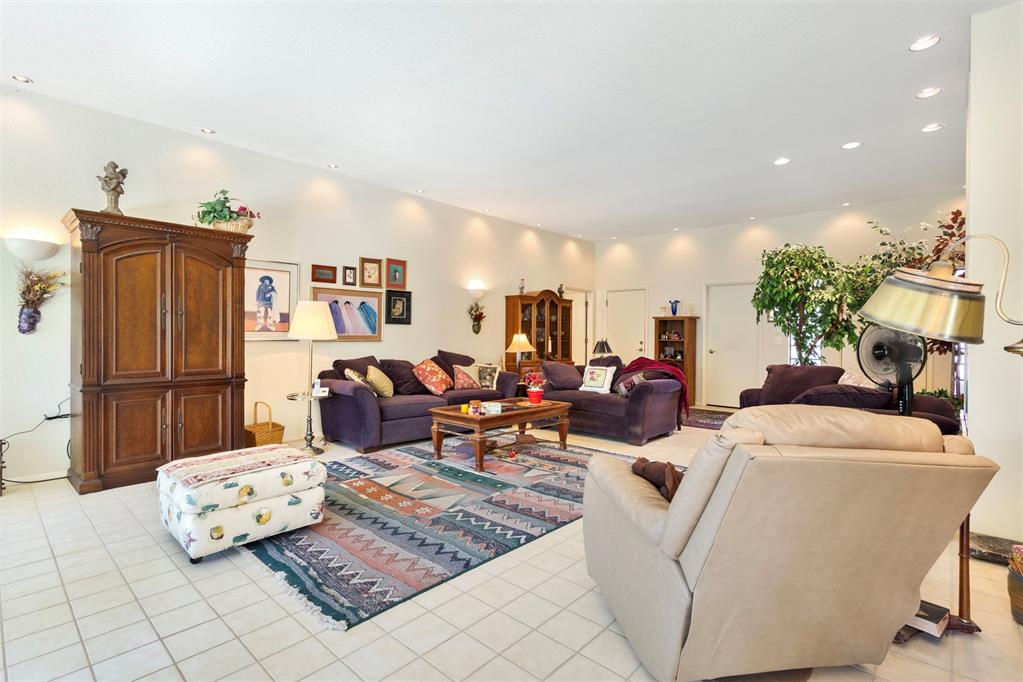 812 Julies Trail