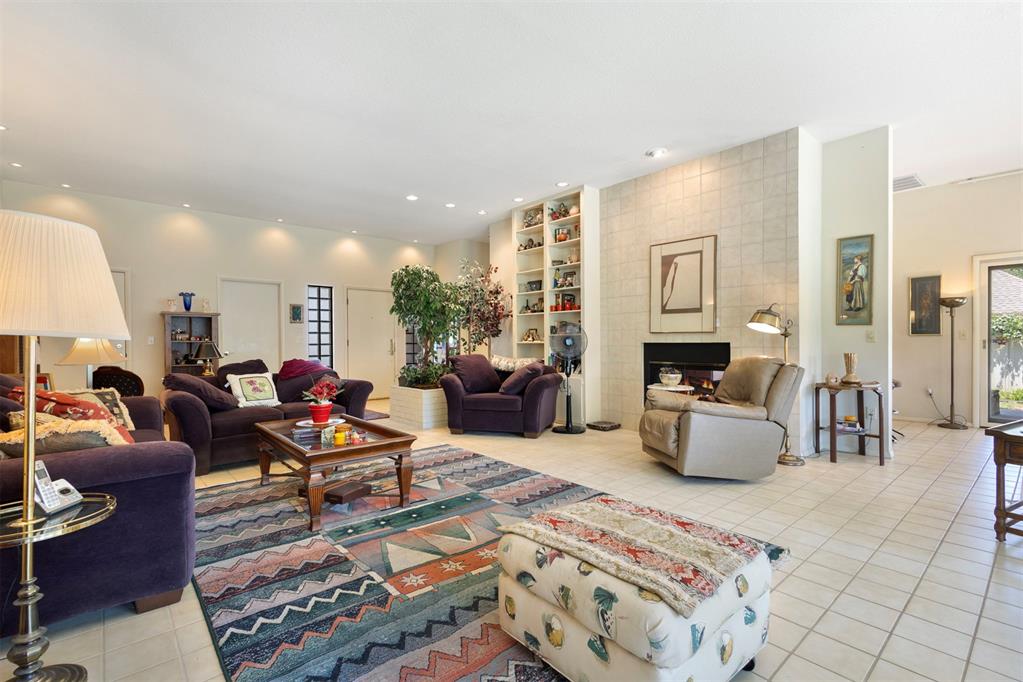 812 Julies Trail