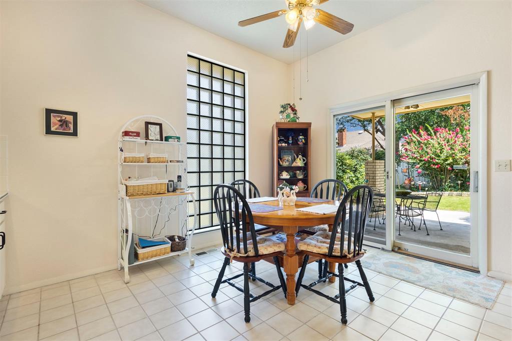 812 Julies Trail