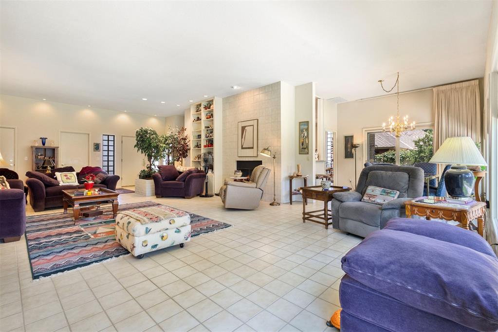 812 Julies Trail