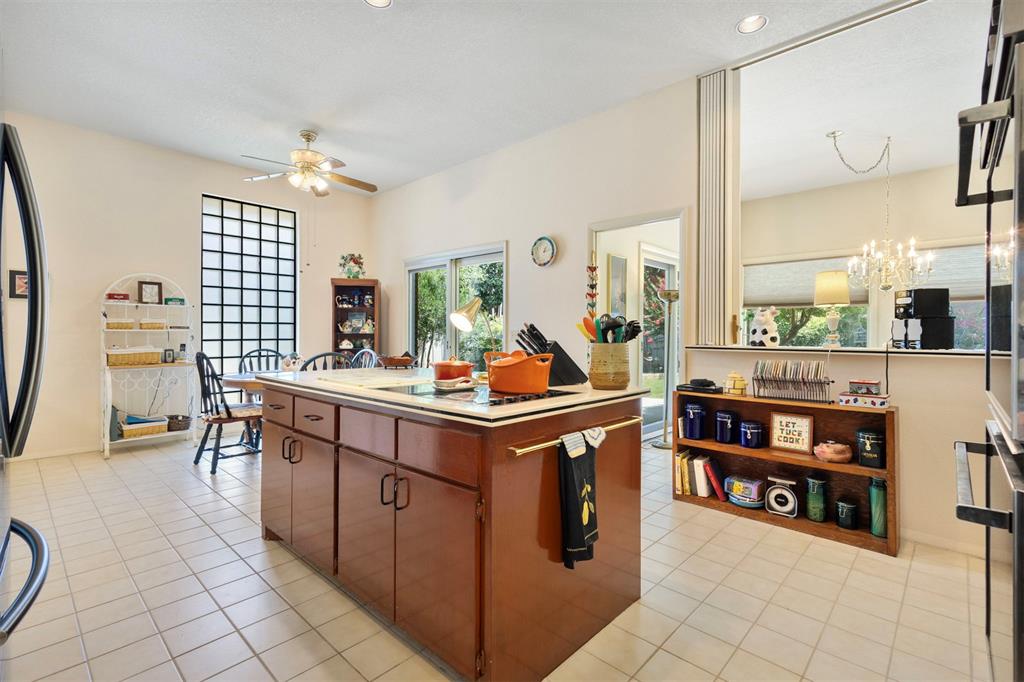 812 Julies Trail