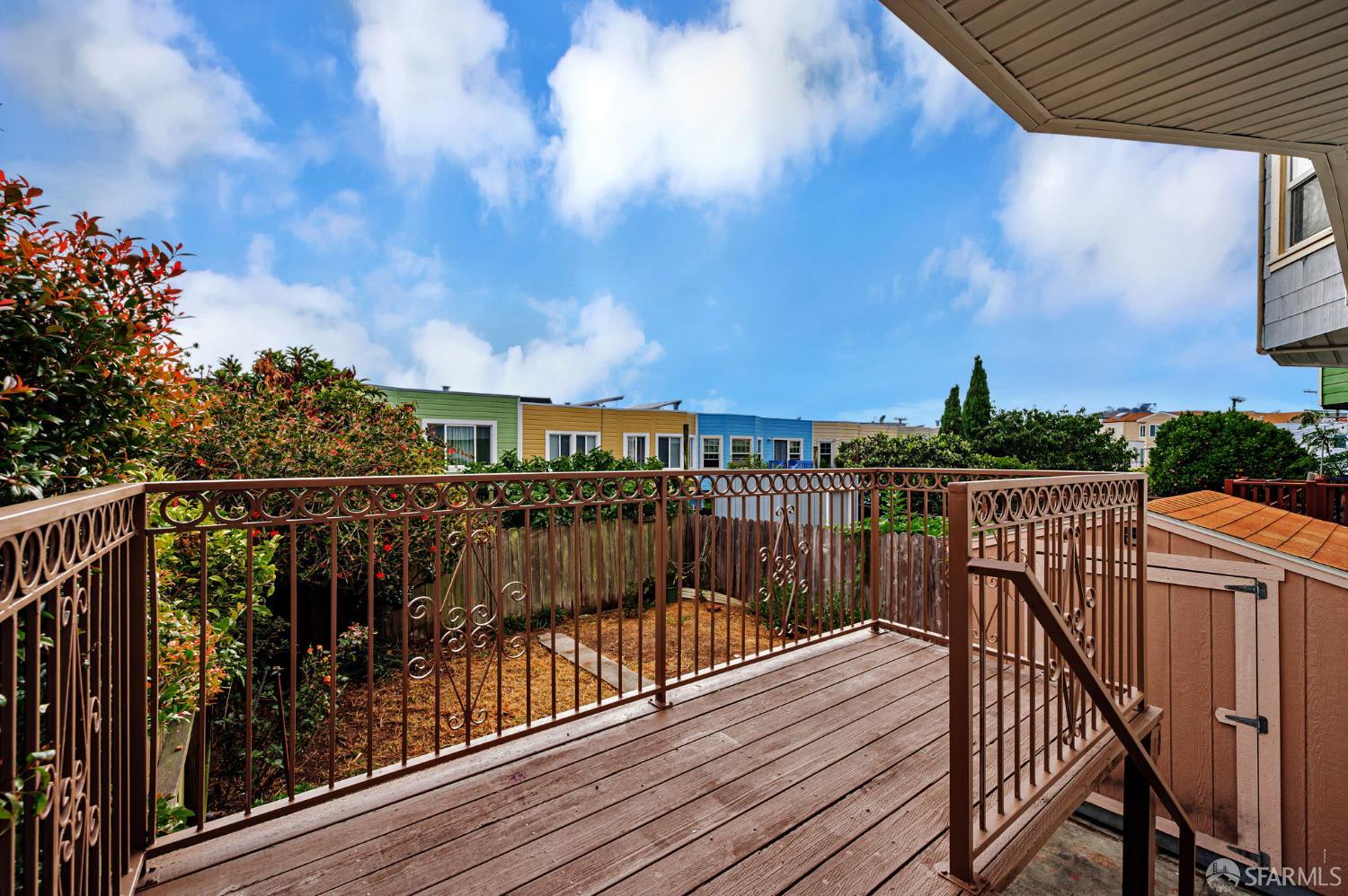 32 Santa Fe Avenue