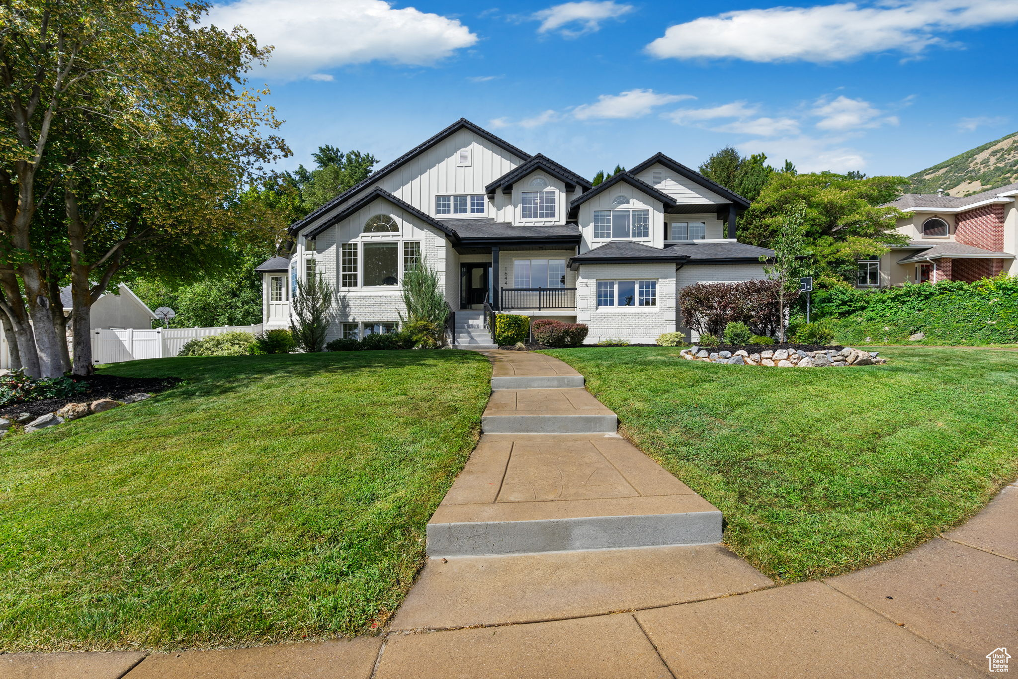 1644 OLD LAKE LN