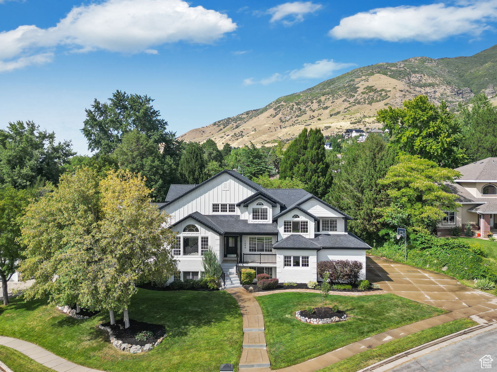 1644 OLD LAKE LN